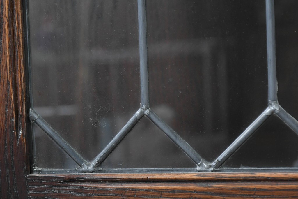 イギリスアンティーク　Jaycee Furniture(ジェイシーファニチャー)　オーク材　ガラス扉に幾何学的な意匠が施されたキャビネット　(R-087786)