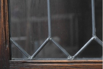 イギリスアンティーク　Jaycee Furniture(ジェイシーファニチャー)　オーク材　ガラス扉に幾何学的な意匠が施されたキャビネット　(R-087786)