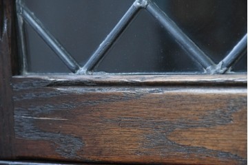 イギリスアンティーク　Jaycee Furniture(ジェイシーファニチャー)　オーク材　ガラス扉に幾何学的な意匠が施されたキャビネット　(R-087786)