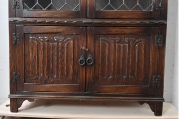イギリスアンティーク　Jaycee Furniture(ジェイシーファニチャー)　オーク材　ガラス扉に幾何学的な意匠が施されたキャビネット　(R-087786)