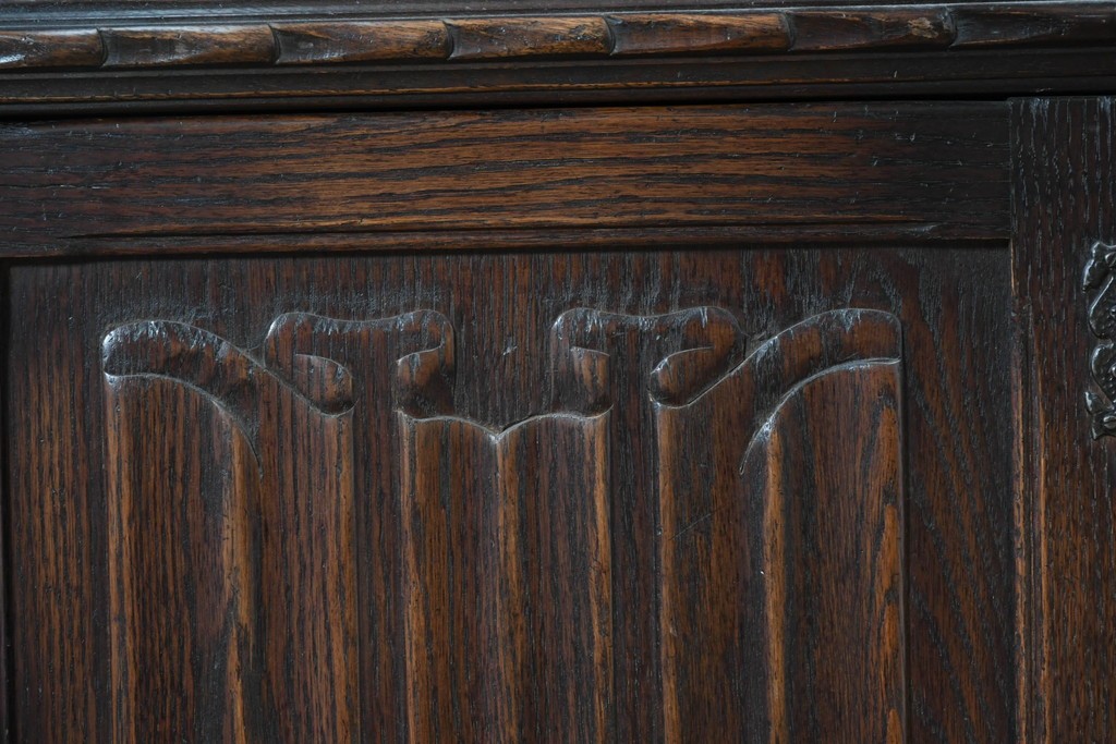 イギリスアンティーク　Jaycee Furniture(ジェイシーファニチャー)　オーク材　ガラス扉に幾何学的な意匠が施されたキャビネット　(R-087786)