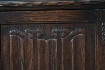 イギリスアンティーク　Jaycee Furniture(ジェイシーファニチャー)　オーク材　ガラス扉に幾何学的な意匠が施されたキャビネット　(R-087786)