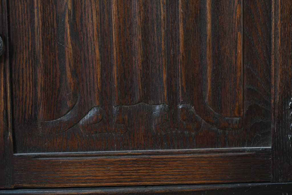 イギリスアンティーク　Jaycee Furniture(ジェイシーファニチャー)　オーク材　ガラス扉に幾何学的な意匠が施されたキャビネット　(R-087786)