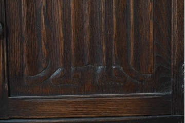 イギリスアンティーク　Jaycee Furniture(ジェイシーファニチャー)　オーク材　ガラス扉に幾何学的な意匠が施されたキャビネット　(R-087786)