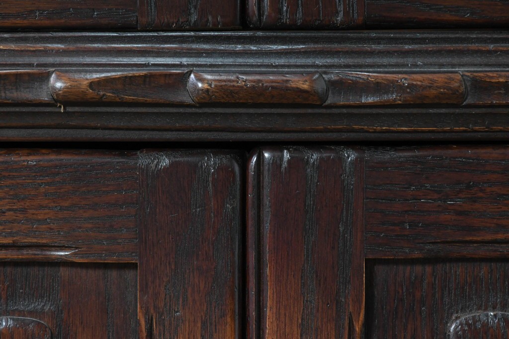 イギリスアンティーク　Jaycee Furniture(ジェイシーファニチャー)　オーク材　ガラス扉に幾何学的な意匠が施されたキャビネット　(R-087786)