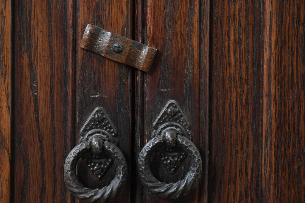 イギリスアンティーク　Jaycee Furniture(ジェイシーファニチャー)　オーク材　ガラス扉に幾何学的な意匠が施されたキャビネット　(R-087786)