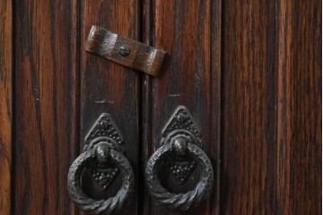 イギリスアンティーク　Jaycee Furniture(ジェイシーファニチャー)　オーク材　ガラス扉に幾何学的な意匠が施されたキャビネット　(R-087786)