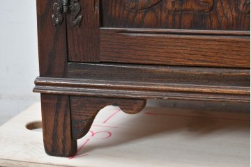 イギリスアンティーク　Jaycee Furniture(ジェイシーファニチャー)　オーク材　ガラス扉に幾何学的な意匠が施されたキャビネット　(R-087786)