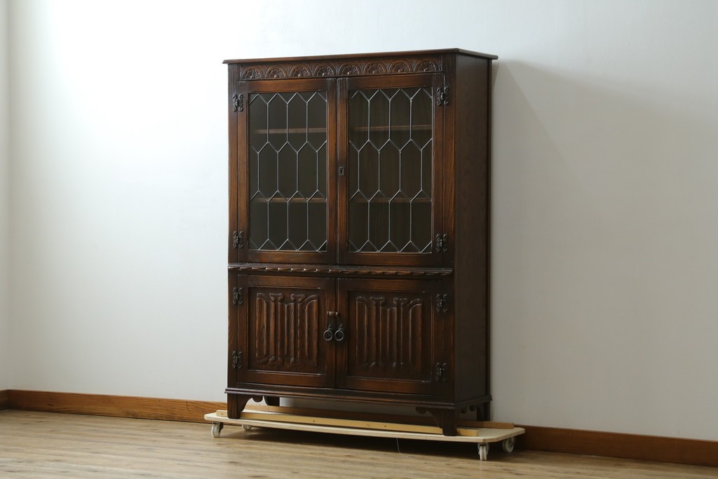 イギリスアンティーク　Jaycee Furniture(ジェイシーファニチャー)　オーク材　ガラス扉に幾何学的な意匠が施されたキャビネット　(R-087786)