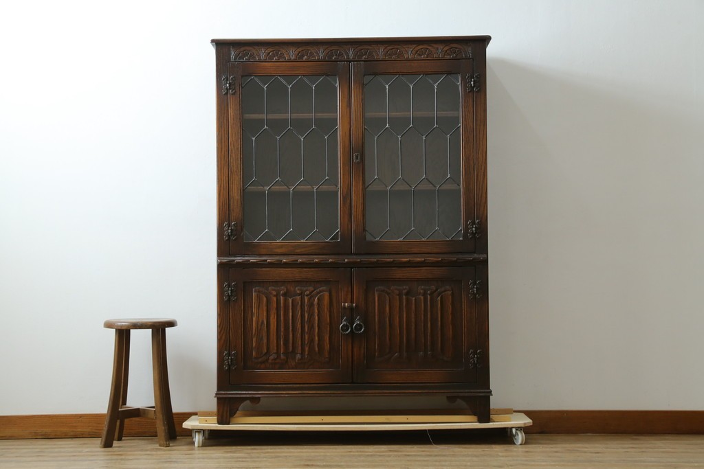 イギリスアンティーク　Jaycee Furniture(ジェイシーファニチャー)　オーク材　ガラス扉に幾何学的な意匠が施されたキャビネット　(R-087786)