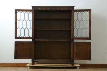 イギリスアンティーク　Jaycee Furniture(ジェイシーファニチャー)　オーク材　ガラス扉に幾何学的な意匠が施されたキャビネット　(R-087786)