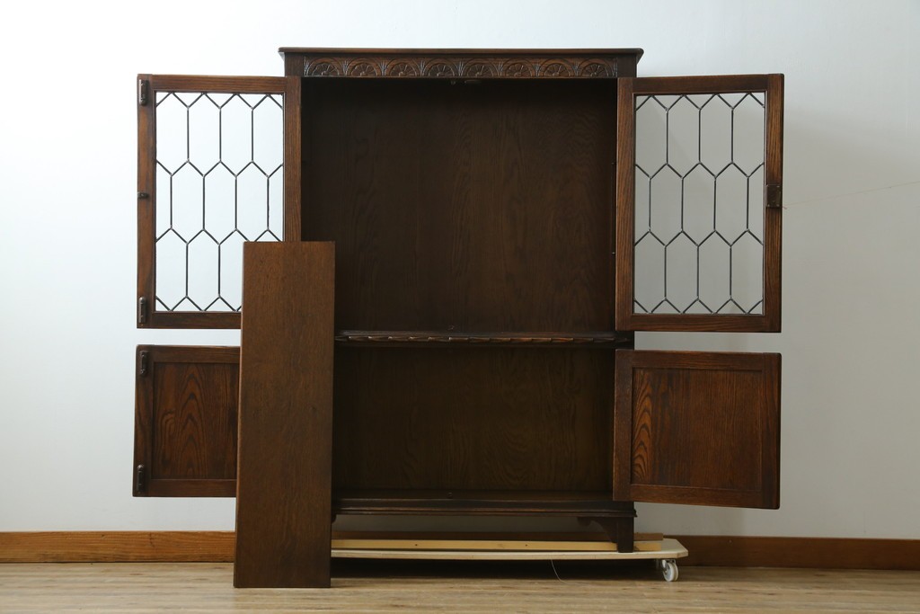イギリスアンティーク　Jaycee Furniture(ジェイシーファニチャー)　オーク材　ガラス扉に幾何学的な意匠が施されたキャビネット　(R-087786)