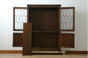 イギリスアンティーク　Jaycee Furniture(ジェイシーファニチャー)　オーク材　ガラス扉に幾何学的な意匠が施されたキャビネット　(R-087786)
