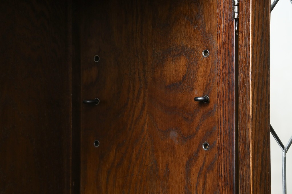 イギリスアンティーク　Jaycee Furniture(ジェイシーファニチャー)　オーク材　ガラス扉に幾何学的な意匠が施されたキャビネット　(R-087786)