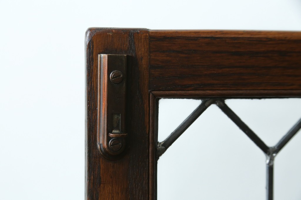 イギリスアンティーク　Jaycee Furniture(ジェイシーファニチャー)　オーク材　ガラス扉に幾何学的な意匠が施されたキャビネット　(R-087786)