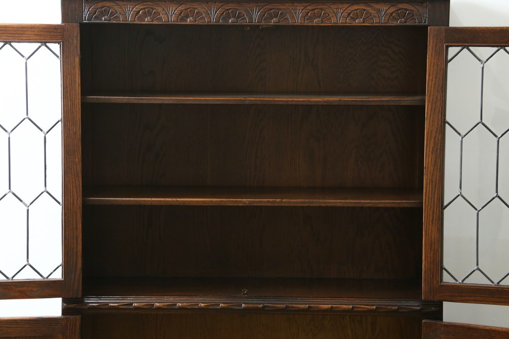 イギリスアンティーク　Jaycee Furniture(ジェイシーファニチャー)　オーク材　ガラス扉に幾何学的な意匠が施されたキャビネット　(R-087786)