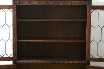 イギリスアンティーク　Jaycee Furniture(ジェイシーファニチャー)　オーク材　ガラス扉に幾何学的な意匠が施されたキャビネット　(R-087786)