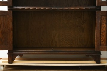 イギリスアンティーク　Jaycee Furniture(ジェイシーファニチャー)　オーク材　ガラス扉に幾何学的な意匠が施されたキャビネット　(R-087786)