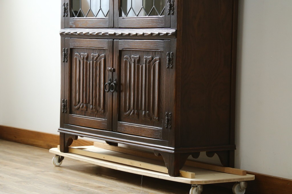 イギリスアンティーク　Jaycee Furniture(ジェイシーファニチャー)　オーク材　ガラス扉に幾何学的な意匠が施されたキャビネット　(R-087786)