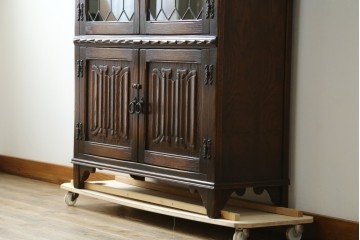 イギリスアンティーク　Jaycee Furniture(ジェイシーファニチャー)　オーク材　ガラス扉に幾何学的な意匠が施されたキャビネット　(R-087786)