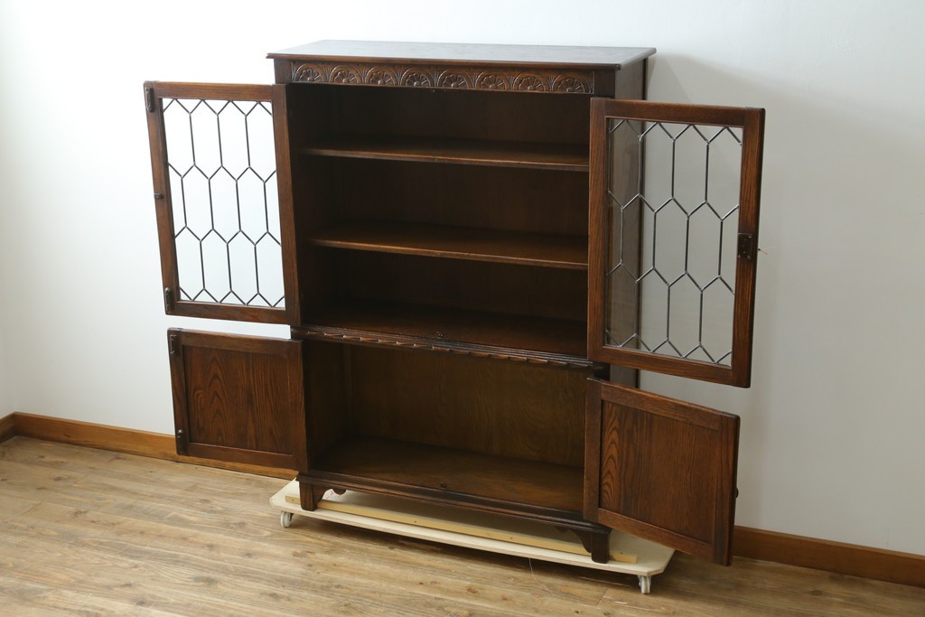イギリスアンティーク　Jaycee Furniture(ジェイシーファニチャー)　オーク材　ガラス扉に幾何学的な意匠が施されたキャビネット　(R-087786)