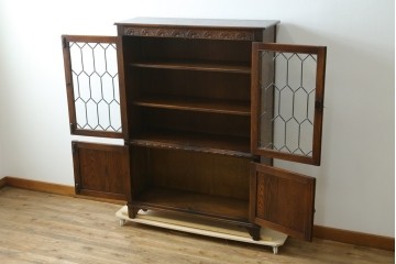 イギリスアンティーク　Jaycee Furniture(ジェイシーファニチャー)　オーク材　ガラス扉に幾何学的な意匠が施されたキャビネット　(R-087786)