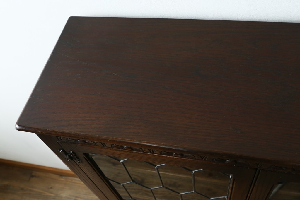 イギリスアンティーク　Jaycee Furniture(ジェイシーファニチャー)　オーク材　ガラス扉に幾何学的な意匠が施されたキャビネット　(R-087786)