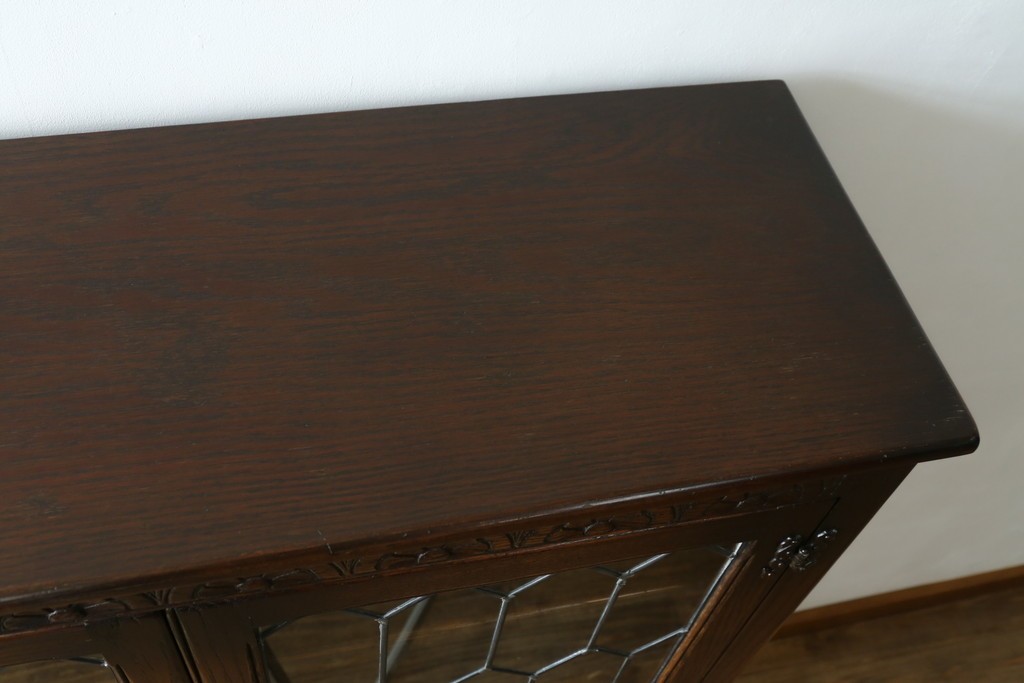 イギリスアンティーク　Jaycee Furniture(ジェイシーファニチャー)　オーク材　ガラス扉に幾何学的な意匠が施されたキャビネット　(R-087786)