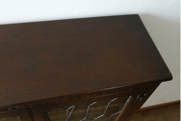 イギリスアンティーク　Jaycee Furniture(ジェイシーファニチャー)　オーク材　ガラス扉に幾何学的な意匠が施されたキャビネット　(R-087786)