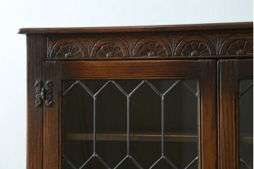 イギリスアンティーク　Jaycee Furniture(ジェイシーファニチャー)　オーク材　ガラス扉に幾何学的な意匠が施されたキャビネット　(R-087786)