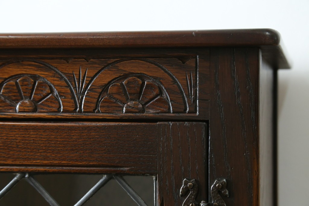 イギリスアンティーク　Jaycee Furniture(ジェイシーファニチャー)　オーク材　ガラス扉に幾何学的な意匠が施されたキャビネット　(R-087786)