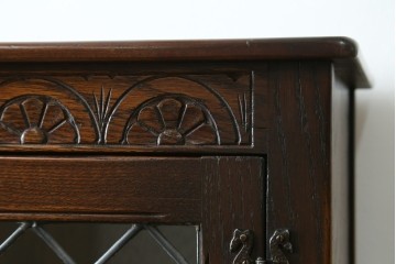 イギリスアンティーク　Jaycee Furniture(ジェイシーファニチャー)　オーク材　ガラス扉に幾何学的な意匠が施されたキャビネット　(R-087786)