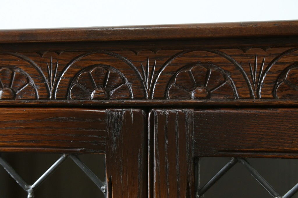 イギリスアンティーク　Jaycee Furniture(ジェイシーファニチャー)　オーク材　ガラス扉に幾何学的な意匠が施されたキャビネット　(R-087786)