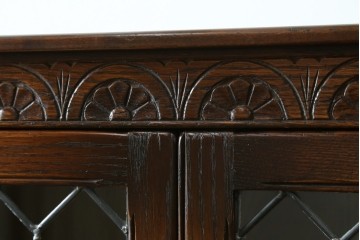 イギリスアンティーク　Jaycee Furniture(ジェイシーファニチャー)　オーク材　ガラス扉に幾何学的な意匠が施されたキャビネット　(R-087786)