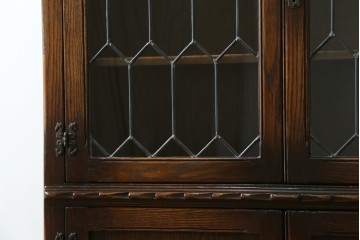 イギリスアンティーク　Jaycee Furniture(ジェイシーファニチャー)　オーク材　ガラス扉に幾何学的な意匠が施されたキャビネット　(R-087786)