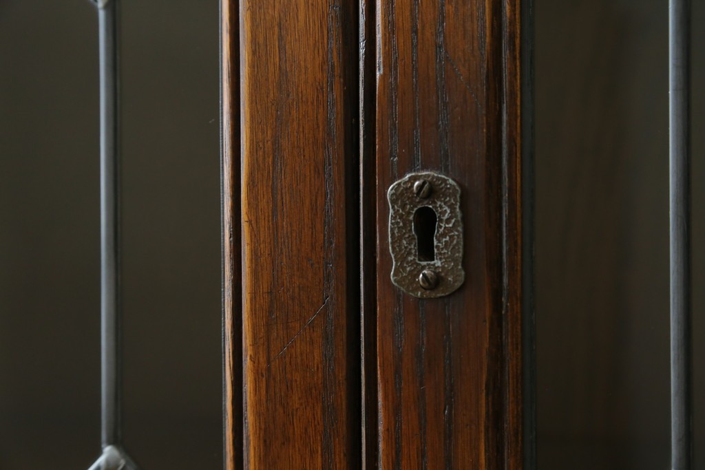 イギリスアンティーク　Jaycee Furniture(ジェイシーファニチャー)　オーク材　ガラス扉に幾何学的な意匠が施されたキャビネット　(R-087786)