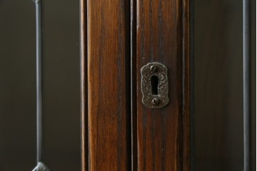イギリスアンティーク　Jaycee Furniture(ジェイシーファニチャー)　オーク材　ガラス扉に幾何学的な意匠が施されたキャビネット　(R-087786)