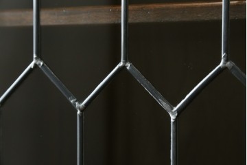 イギリスアンティーク　Jaycee Furniture(ジェイシーファニチャー)　オーク材　ガラス扉に幾何学的な意匠が施されたキャビネット　(R-087786)