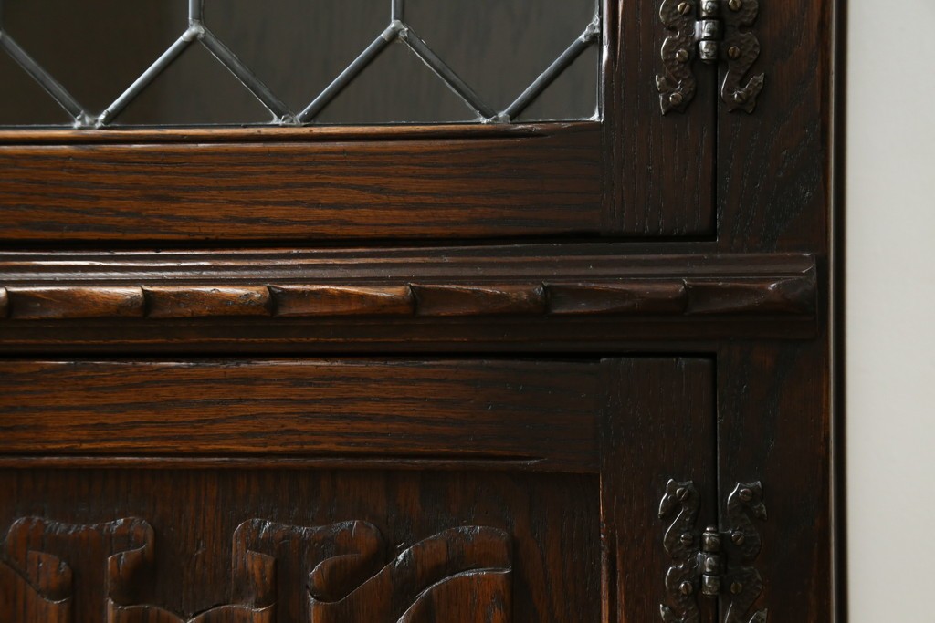 イギリスアンティーク　Jaycee Furniture(ジェイシーファニチャー)　オーク材　ガラス扉に幾何学的な意匠が施されたキャビネット　(R-087786)