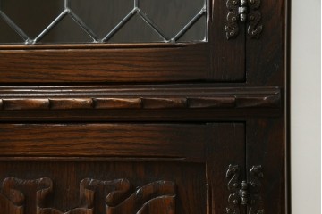 イギリスアンティーク　Jaycee Furniture(ジェイシーファニチャー)　オーク材　ガラス扉に幾何学的な意匠が施されたキャビネット　(R-087786)