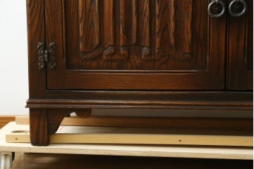 イギリスアンティーク　Jaycee Furniture(ジェイシーファニチャー)　オーク材　ガラス扉に幾何学的な意匠が施されたキャビネット　(R-087786)