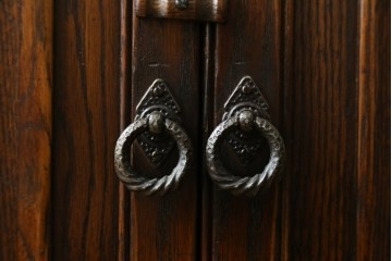 イギリスアンティーク　Jaycee Furniture(ジェイシーファニチャー)　オーク材　ガラス扉に幾何学的な意匠が施されたキャビネット　(R-087786)
