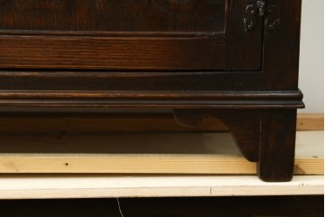 イギリスアンティーク　Jaycee Furniture(ジェイシーファニチャー)　オーク材　ガラス扉に幾何学的な意匠が施されたキャビネット　(R-087786)