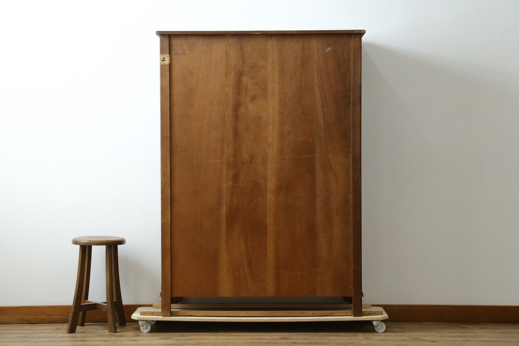 イギリスアンティーク　Jaycee Furniture(ジェイシーファニチャー)　オーク材　ガラス扉に幾何学的な意匠が施されたキャビネット　(R-087786)