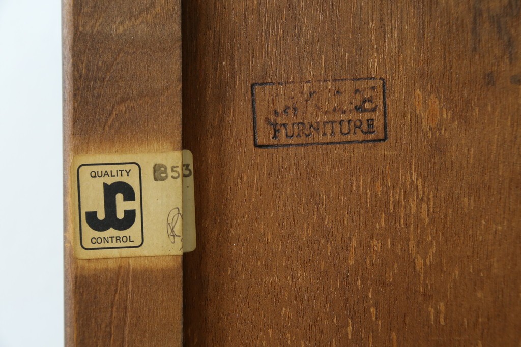 イギリスアンティーク　Jaycee Furniture(ジェイシーファニチャー)　オーク材　ガラス扉に幾何学的な意匠が施されたキャビネット　(R-087786)