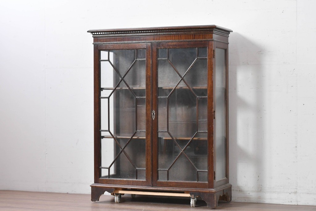 イギリスアンティーク　マホガニー材　幾何学模様のガラス扉が目を引く上品なブックケース　(R-087787)