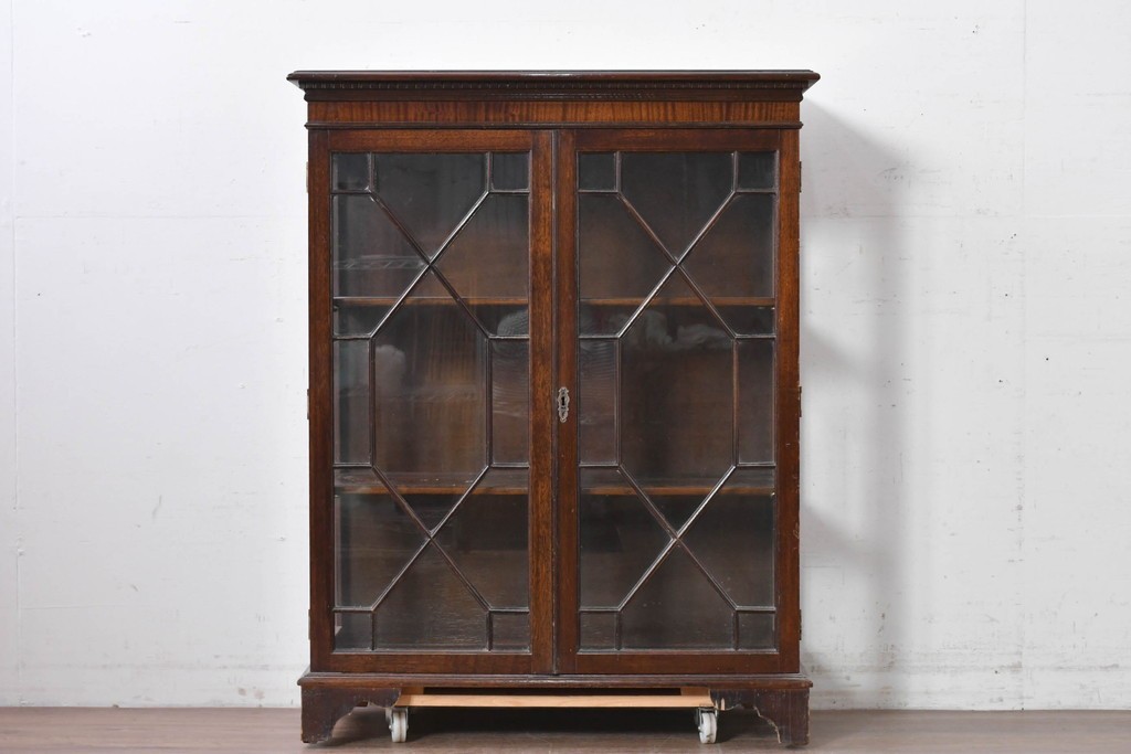 イギリスアンティーク　マホガニー材　幾何学模様のガラス扉が目を引く上品なブックケース　(R-087787)