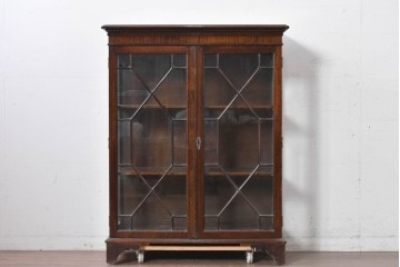 イギリスアンティーク　マホガニー材　幾何学模様のガラス扉が目を引く上品なブックケース　(R-087787)