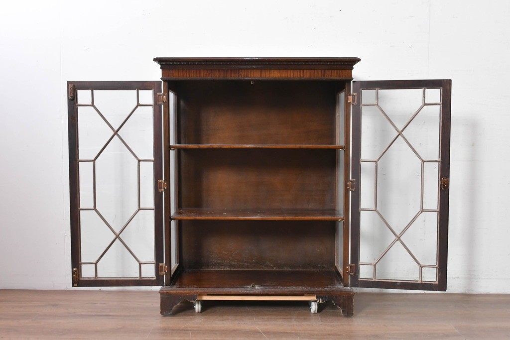 イギリスアンティーク　マホガニー材　幾何学模様のガラス扉が目を引く上品なブックケース　(R-087787)
