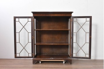 イギリスアンティーク　マホガニー材　幾何学模様のガラス扉が目を引く上品なブックケース　(R-087787)